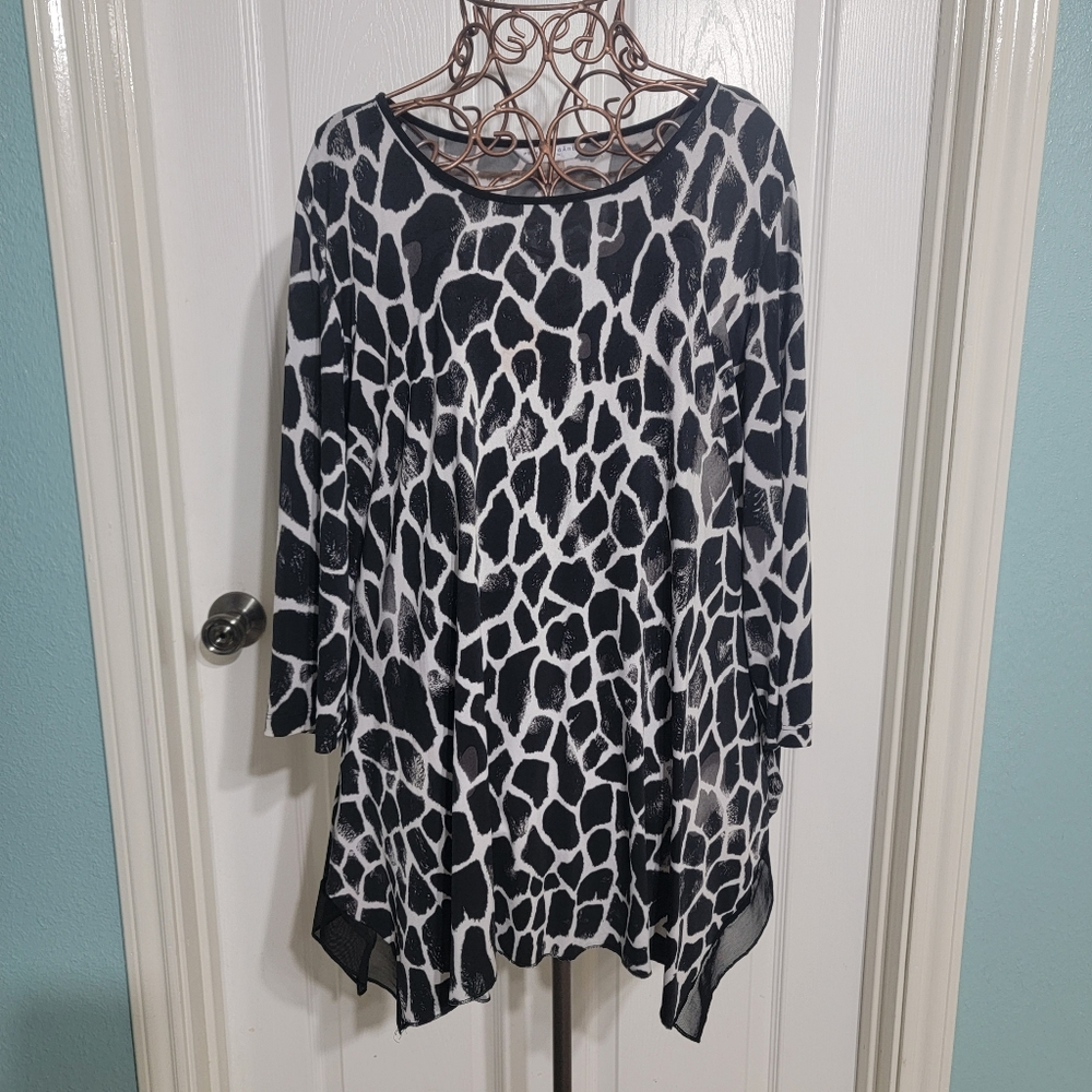 Peter Nygard Black & White Animal Print Scoop Neck Top/Tunic  Women's Size 1X